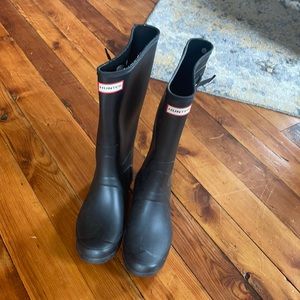 Hunter size 11 rain boots. Worn 3x. Like new. Listed as a size 9 but very big.